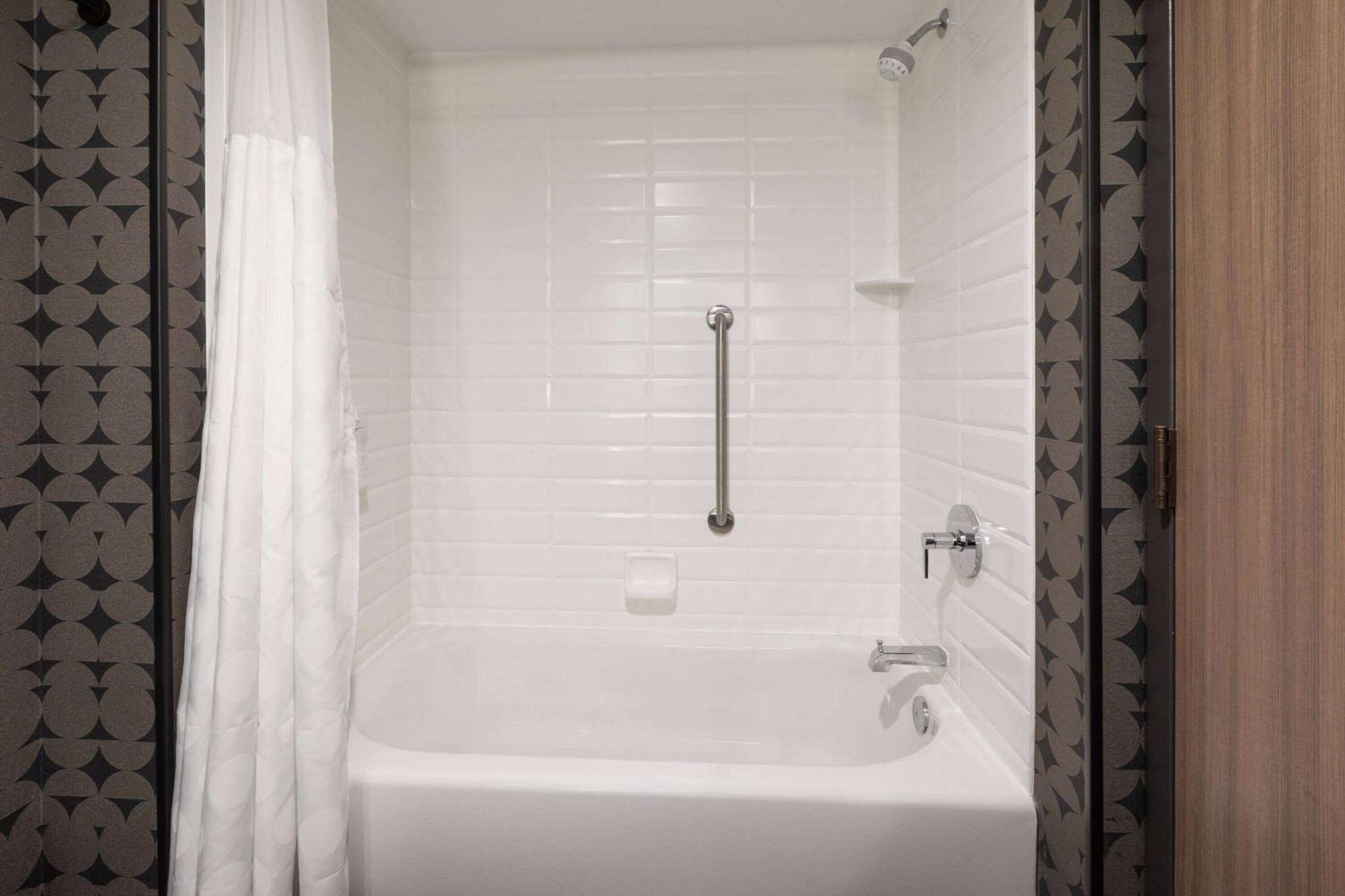 Riverbend Hotel And Suites, Trademark Collection By Wyndham Ashtabula Bagian luar foto